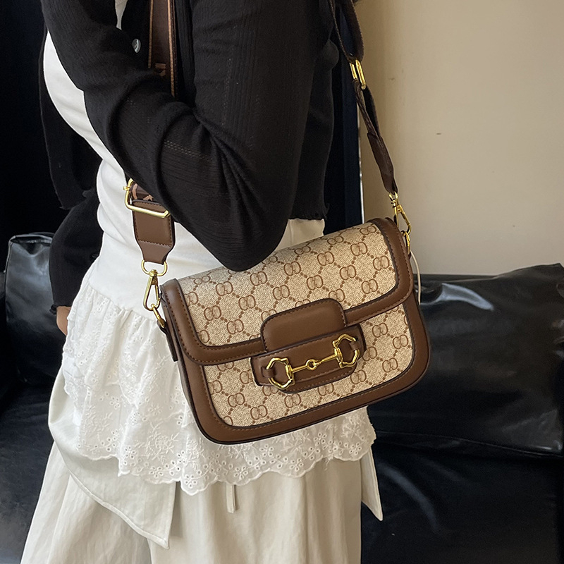 Ženska torbica tipa sedlo, visoke kvalitete, crossbody, kontrastne boje, široka naramenica, ljeto 2025, retro stil
