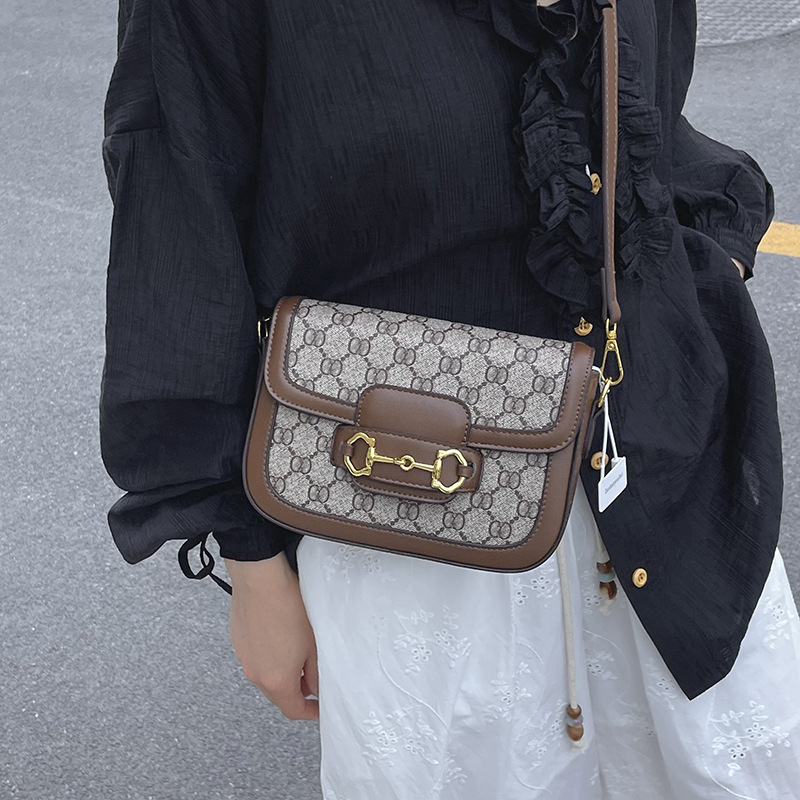 Ženska torbica tipa sedlo, visoke kvalitete, crossbody, kontrastne boje, široka naramenica, ljeto 2025, retro stil