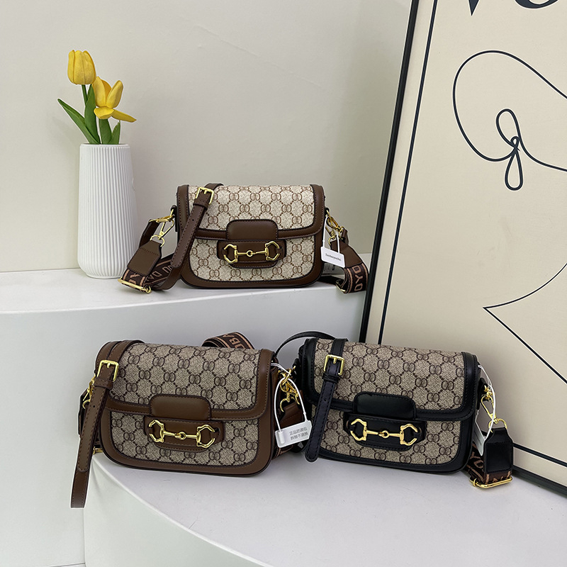 Ženska torbica tipa sedlo, visoke kvalitete, crossbody, kontrastne boje, široka naramenica, ljeto 2025, retro stil