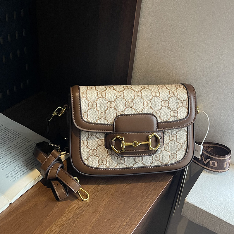 Ženska torbica tipa sedlo, visoke kvalitete, crossbody, kontrastne boje, široka naramenica, ljeto 2025, retro stil