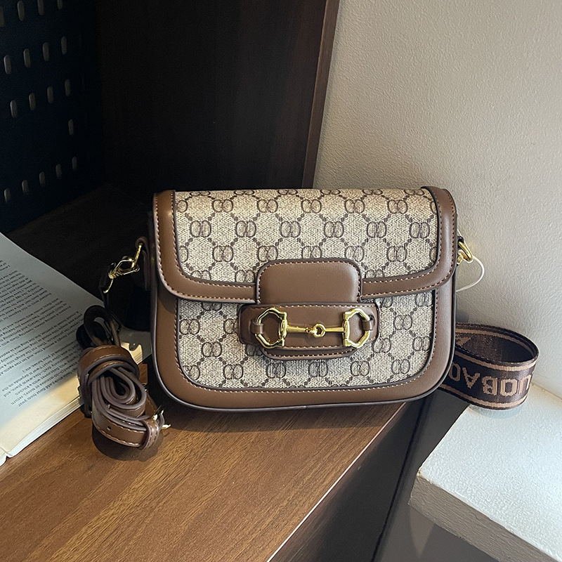 Ženska torbica tipa sedlo, visoke kvalitete, crossbody, kontrastne boje, široka naramenica, ljeto 2025, retro stil