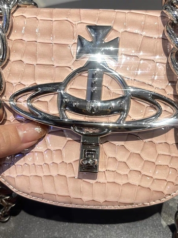 Mala PVC torbica tipa saddle s kariranim uzorkom i lancem, za rame ili ispod pazuha