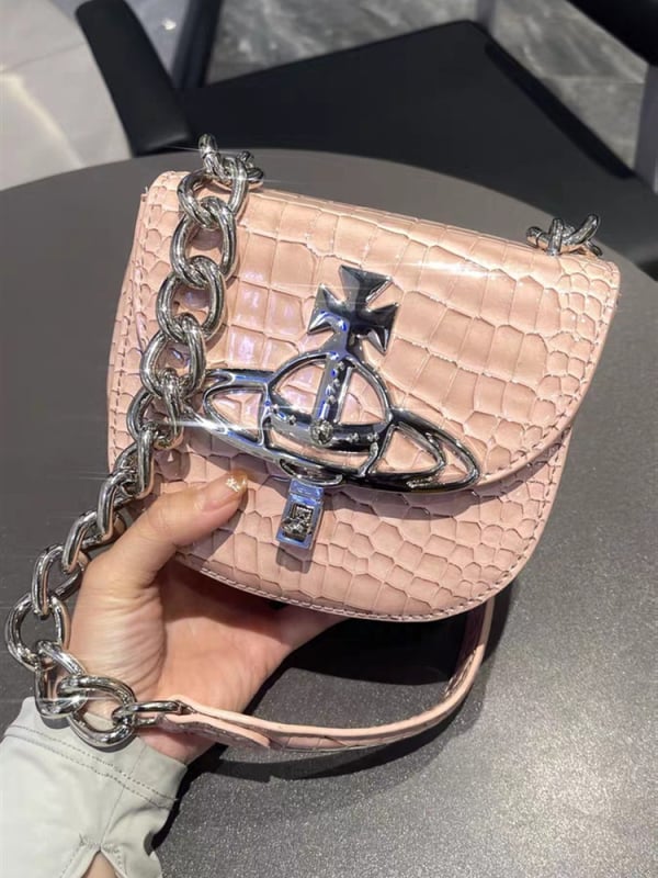 Mala PVC torbica tipa saddle s kariranim uzorkom i lancem, za rame ili ispod pazuha