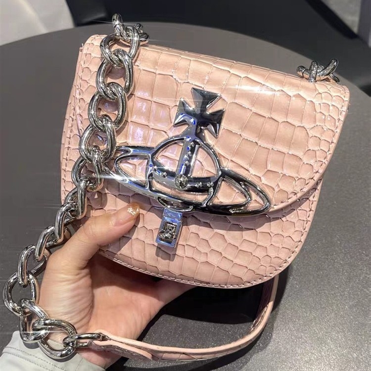 Mala PVC torbica tipa saddle s kariranim uzorkom i lancem, za rame ili ispod pazuha