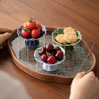 Farfurie mică cu picioruțe elegante pentru fructe, gustări și produse de patiserie – accesorii pentru ceremonia ceaiului