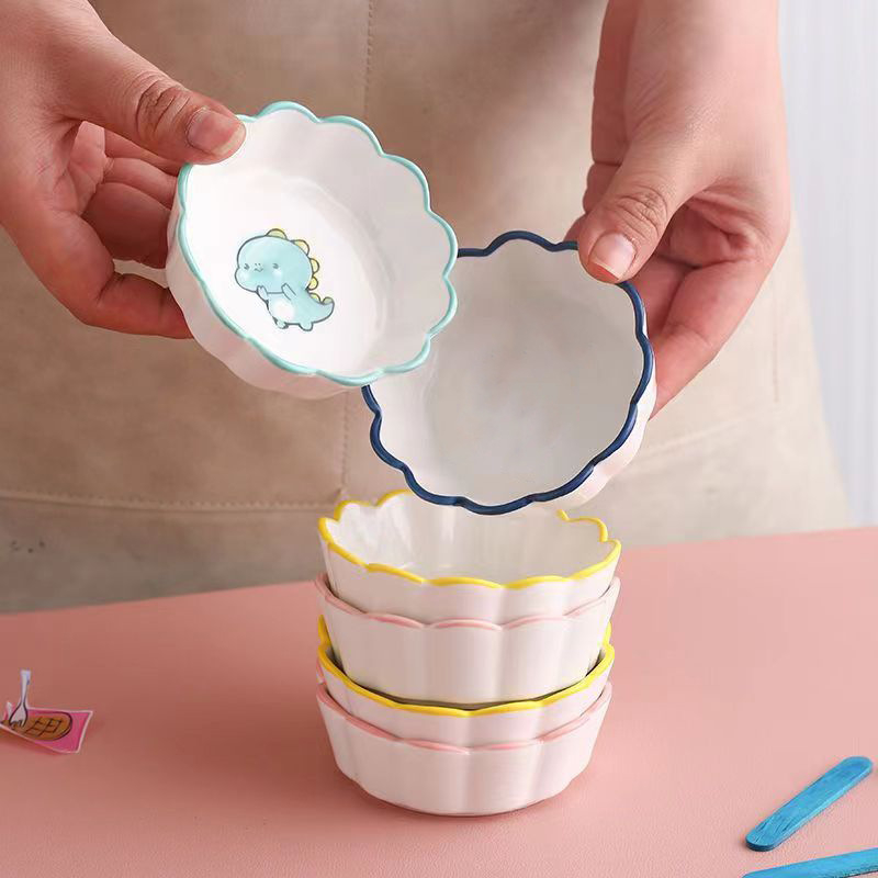 Farfurie ceramică desenată manual cu animale într-un stil drăguț – margine dantelată, pentru sosuri și gustări