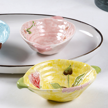 Farfurie ceramică pentru gustări și deserturi, pictură manuală subglazură cu motiv floral, formă neregulată, diametrul 15–16 cm, potrivită pentru cuptor cu microunde.
