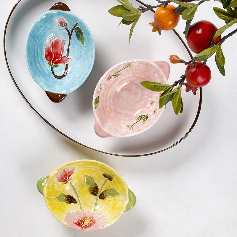 Farfurie ceramică pentru gustări și deserturi, pictură manuală subglazură cu motiv floral, formă neregulată, diametrul 15–16 cm, potrivită pentru cuptor cu microunde.