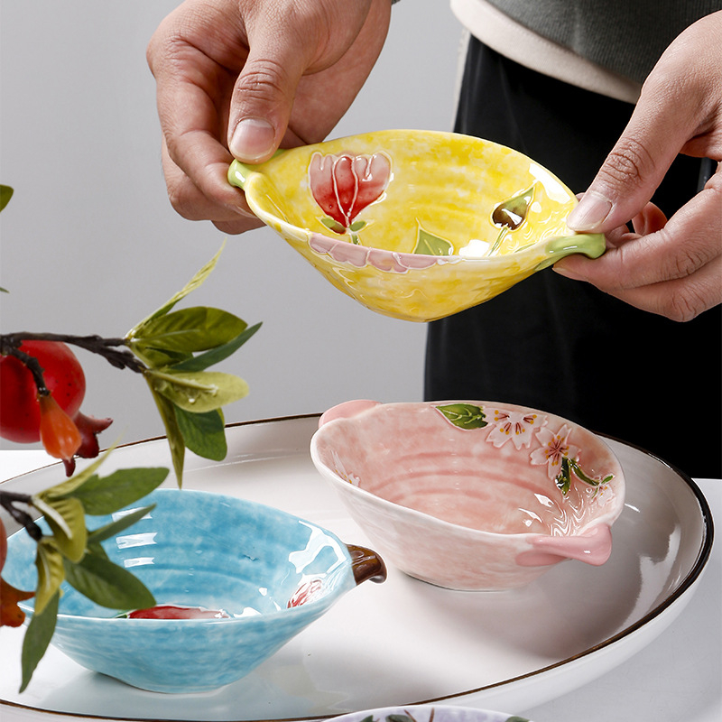 Farfurie ceramică pentru gustări și deserturi, pictură manuală subglazură cu motiv floral, formă neregulată, diametrul 15–16 cm, potrivită pentru cuptor cu microunde.