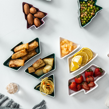 Platou ceramic în stil nordic cu design brad de Crăciun pentru gustări, deserturi și sosuri, formă neregulată