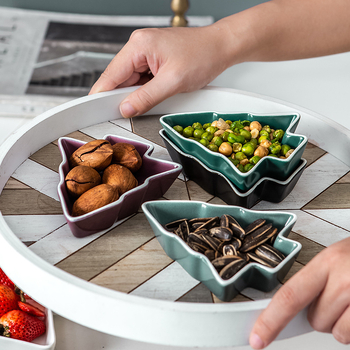 Platou ceramic în stil nordic cu design brad de Crăciun pentru gustări, deserturi și sosuri, formă neregulată
