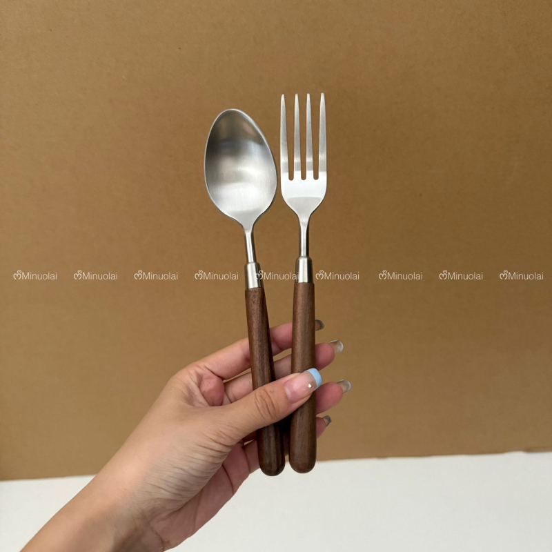 Minolai set tacâmuri din oțel inoxidabil 304, mânere din nuc, finisaj mat, stil occidental, set de patru piese cuțit, furculiță și lingură