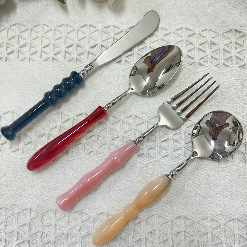 Set de tacâmuri din oțel inoxidabil 304, cu mâner din acrilic colorat: cuțit pentru friptură, furculiță și lingură – stil occidental modern, lucrat manual