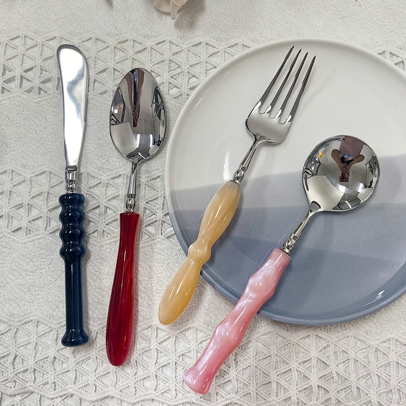 Set de tacâmuri din oțel inoxidabil 304, cu mâner din acrilic colorat: cuțit pentru friptură, furculiță și lingură – stil occidental modern, lucrat manual