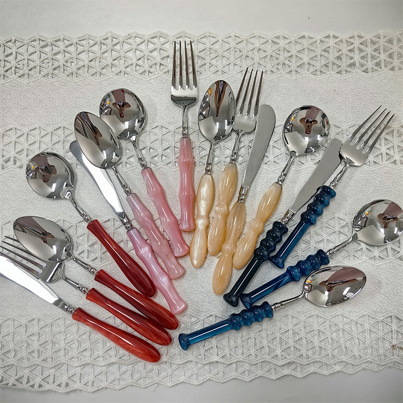 Set de tacâmuri din oțel inoxidabil 304, cu mâner din acrilic colorat: cuțit pentru friptură, furculiță și lingură – stil occidental modern, lucrat manual