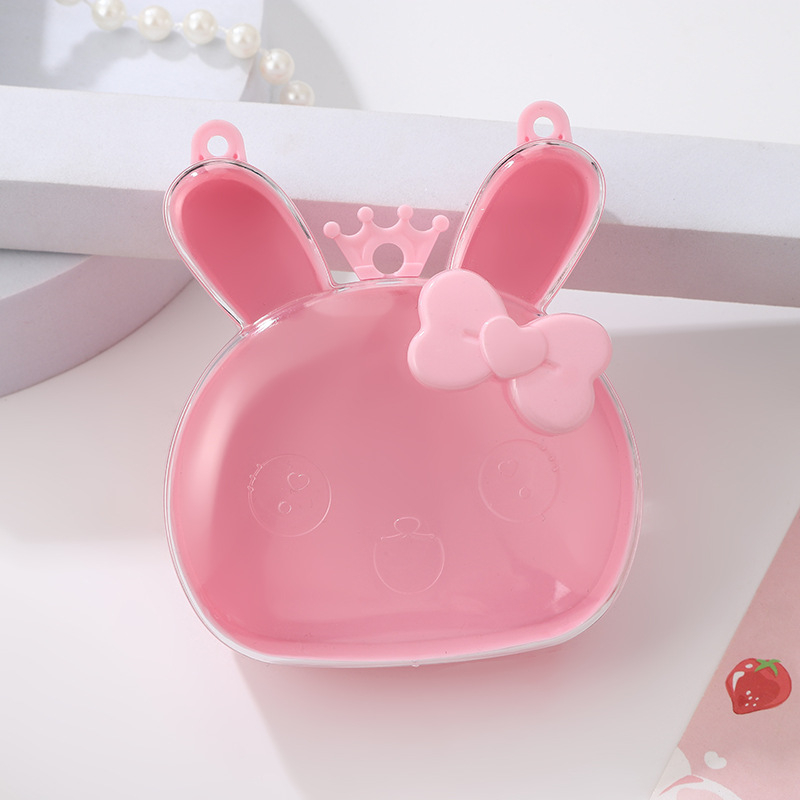 Cutie transparentă din plastic cu floare roz și iepuraș, capac rabatabil, compartimente pentru bijuterii și accesorii, design în stil castel