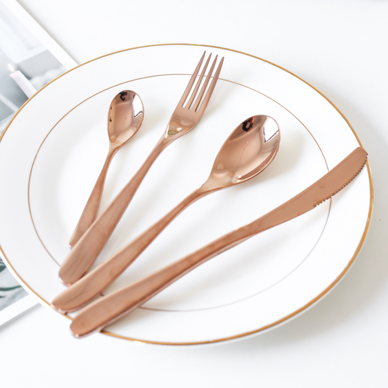 Set de tacâmuri din oțel inoxidabil 304, aur roz, patru piese: cuțit de steak, furculiță, lingură și linguriță, stil franțuzesc