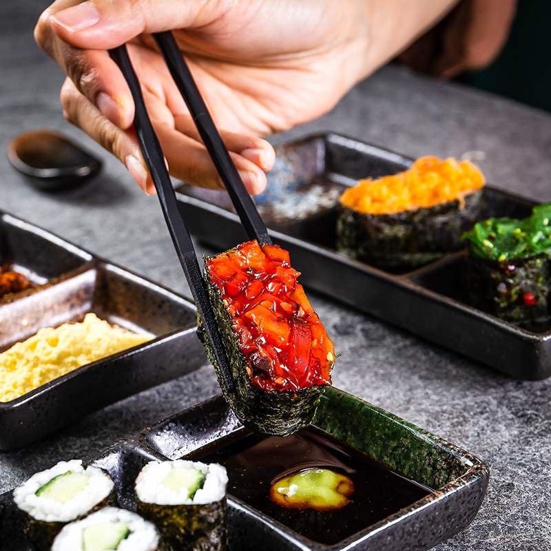 Japán stílusú kerámia háromrekeszes szósztál, téglalap alakú, mártásokhoz és grillhez; mikrohullámú sütőben használható.