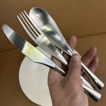 Vogue Ella 18/10 oțel inoxidabil – set tacâmuri occidentale: cuțit, furculițe și linguri, cuțit pentru steak, lingură de servire și lingură de supă