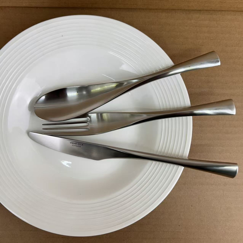 Vogue Ella 18/10 oțel inoxidabil – set tacâmuri occidentale: cuțit, furculițe și linguri, cuțit pentru steak, lingură de servire și lingură de supă