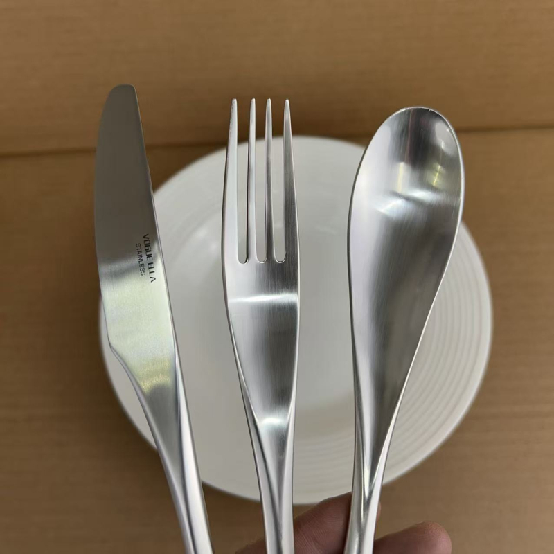Vogue Ella 18/10 oțel inoxidabil – set tacâmuri occidentale: cuțit, furculițe și linguri, cuțit pentru steak, lingură de servire și lingură de supă