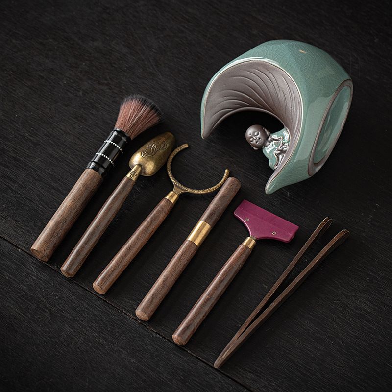 Set pentru ceremonia ceaiului: Şase Domni, accesorii Gongfu, set ceramic pentru ceai, clips pentru ceai din lemn ebony și răzuitor pentru ceai, design inspirat Zen