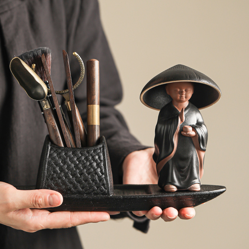 Set ceai ceremonie Six Gentlemen — filtru de ceai ceramic integrat, figurină de călugăr mică, ac de ceai și clips din lemn de abanos