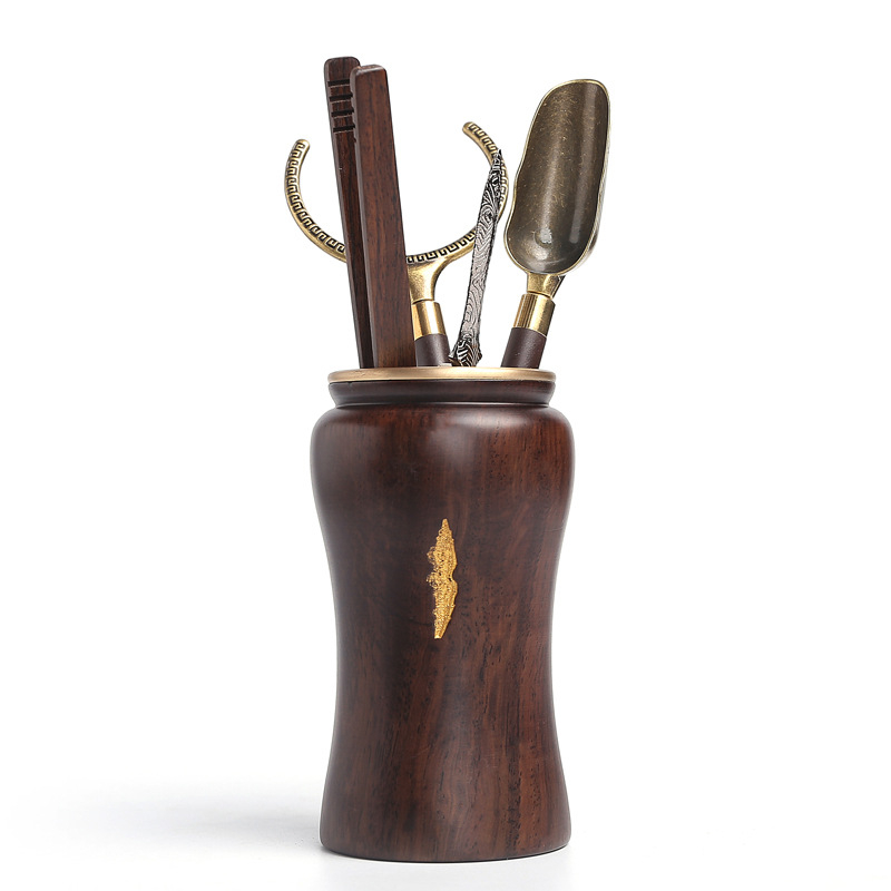 Set pentru ceremonia ceaiului din lemn de abanos cu accente din alamă — Şase Domni ai Ceaiului, accesorii din lemn masiv (lingură de ceai, tavă de ceai, clips de ceai)