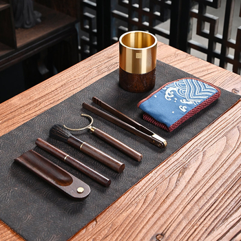 Set de ceremonie a ceaiului Six Gentlemen din lemn închis cu accesorii Kung Fu ceai: Clips pentru ceașcă, ac de ceai, linguriță, furculiță pentru ceașcă, cuțit de ceai, tub de ceai, prosop de ceai