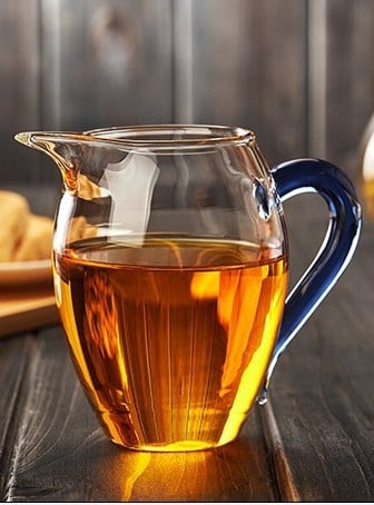 Pahar de ceai din sticlă borosilicată, cu mâner colorat și gură lungă pentru servire ceai