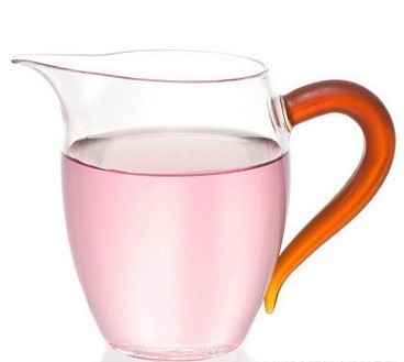 Pahar de ceai din sticlă borosilicată, cu mâner colorat și gură lungă pentru servire ceai