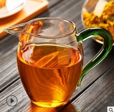 Pahar de ceai din sticlă borosilicată, cu mâner colorat și gură lungă pentru servire ceai