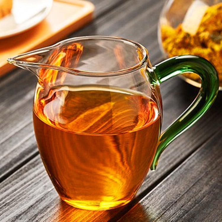 Pahar de ceai din sticlă borosilicată, cu mâner colorat și gură lungă pentru servire ceai