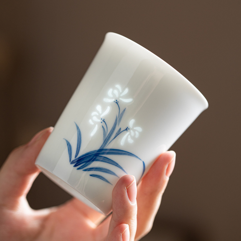 ceașcă de ceai din porțelan albastru-alb, pictură manuală, cu motivul celor Patru Domni (prun, orhidee, bambus, crizantemă), ceramică, formă cilindrică