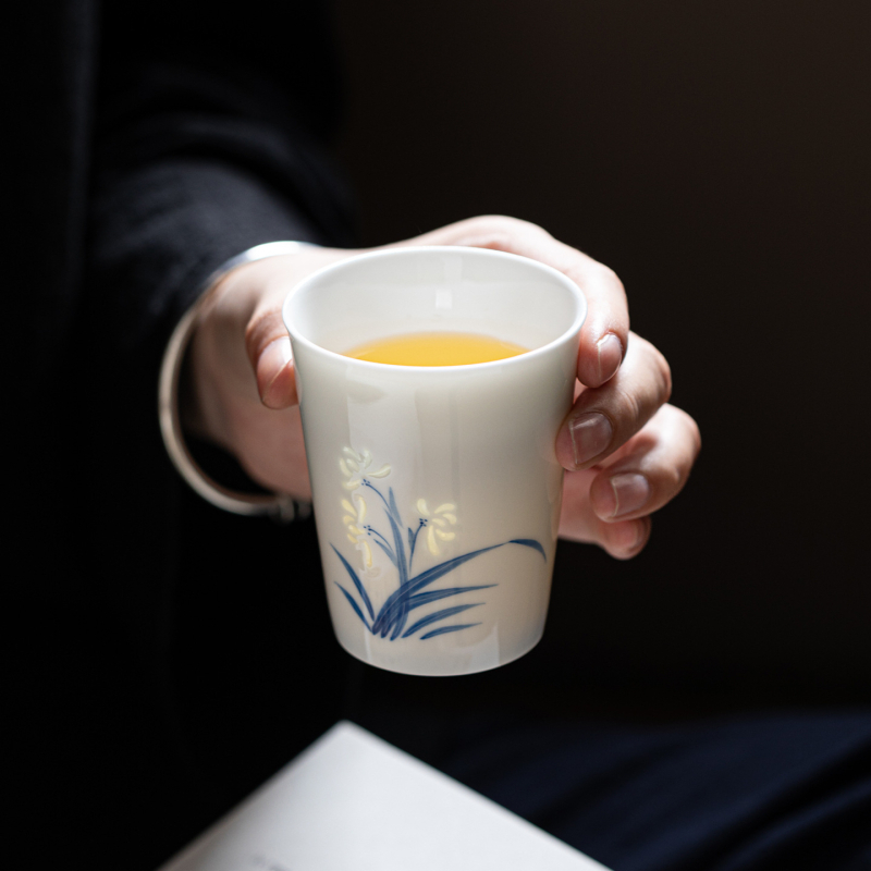 ceașcă de ceai din porțelan albastru-alb, pictură manuală, cu motivul celor Patru Domni (prun, orhidee, bambus, crizantemă), ceramică, formă cilindrică