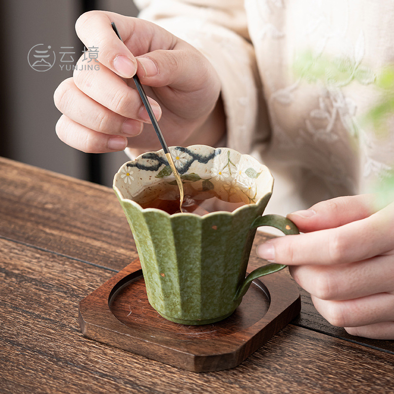 Ceașcă de cafea din porțelan, glazură verde cu accente aurii și motive cu margaretă, în stil chinezesc, pentru uz casnic și la birou