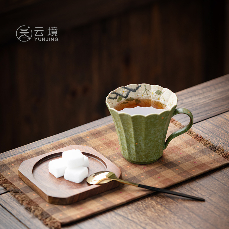 Ceașcă de cafea din porțelan, glazură verde cu accente aurii și motive cu margaretă, în stil chinezesc, pentru uz casnic și la birou