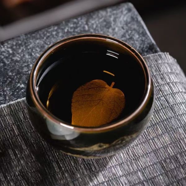ceașcă de ceai ceramică lucrată manual, cu motiv peisaj: prune, orhidee, bambus și crizantemă; glazură neagră, ceașcă de meditație