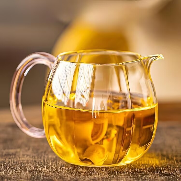 Cană de ceai din sticlă borosilicat de înaltă rezistență la căldură, cu mâner colorat, realizare manuală, transparență ridicată, rezistentă până la 270 °C