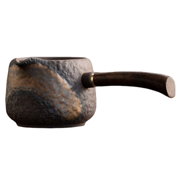 Ceainic ceramic rustic cu mâner lateral din lemn închis, pentru distribuția uniformă a ceaiului, stil retro