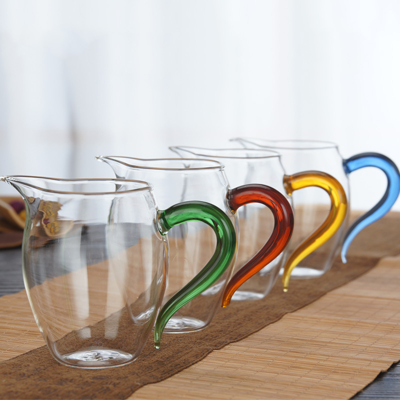 Set de ceai din sticlă rezistentă la temperatură, cu mâner colorat, filtru și ceașcă de servire pentru prepararea ceaiului acasă.