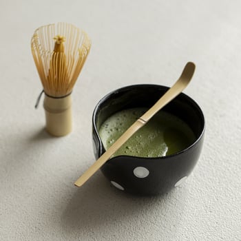 Set japonez pentru matcha: bol pentru matcha cu tel din bambus, bol de împărțire și accesorii pentru ceremonia ceaiului