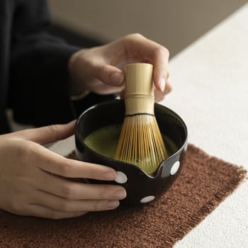 Set japonez pentru matcha: bol pentru matcha cu tel din bambus, bol de împărțire și accesorii pentru ceremonia ceaiului