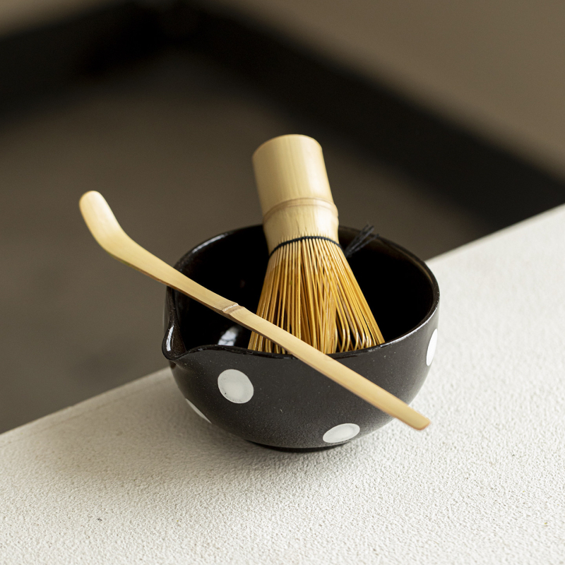 Set japonez pentru matcha: bol pentru matcha cu tel din bambus, bol de împărțire și accesorii pentru ceremonia ceaiului