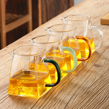 Cana pătrată din sticlă borosilicată pentru ceai, cu filtru integrat și separare ceai-apă
