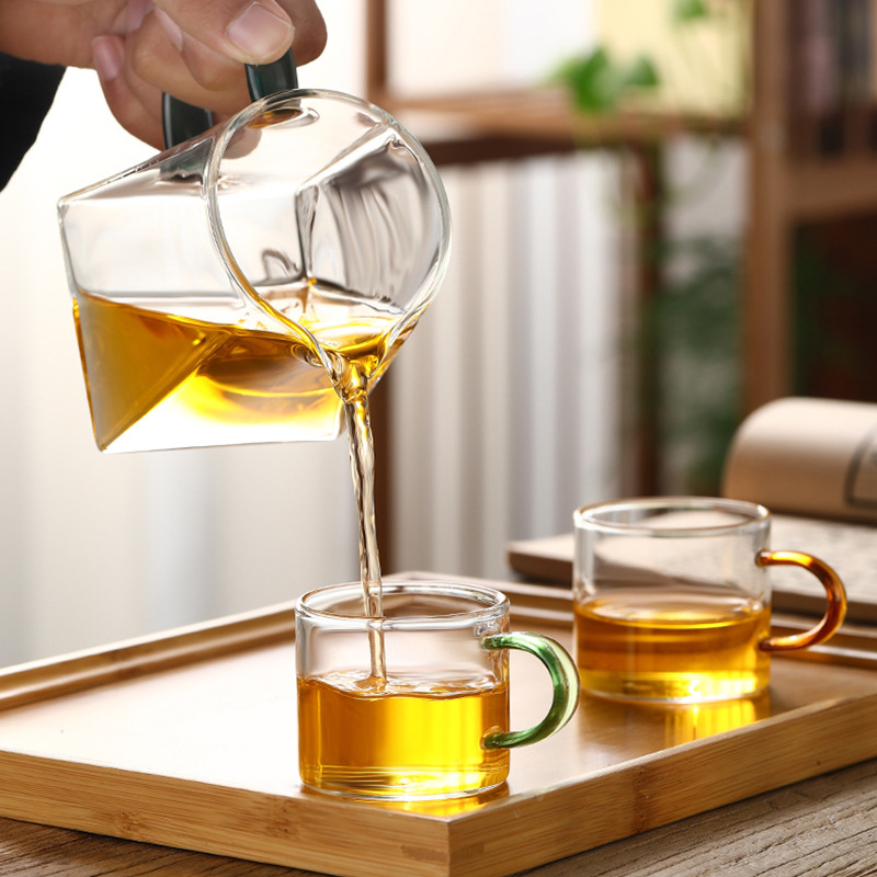 Cana pătrată din sticlă borosilicată pentru ceai, cu filtru integrat și separare ceai-apă