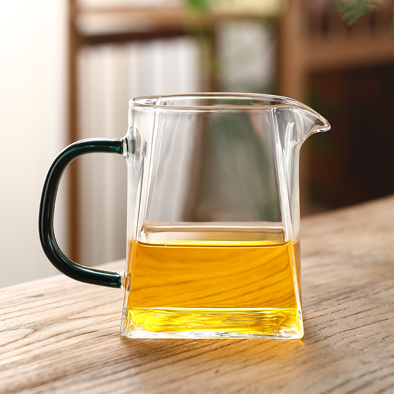 Cana pătrată din sticlă borosilicată pentru ceai, cu filtru integrat și separare ceai-apă