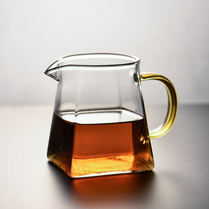 Cana pătrată din sticlă borosilicată pentru ceai, cu filtru integrat și separare ceai-apă
