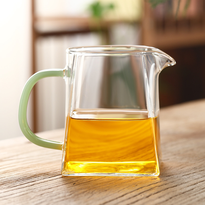 Cana pătrată din sticlă borosilicată pentru ceai, cu filtru integrat și separare ceai-apă