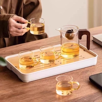 Carafă de ceai din sticlă borosilicată, cu mâner lateral din lemn de piersic și filtru integrat pentru prepararea ceaiului acasă